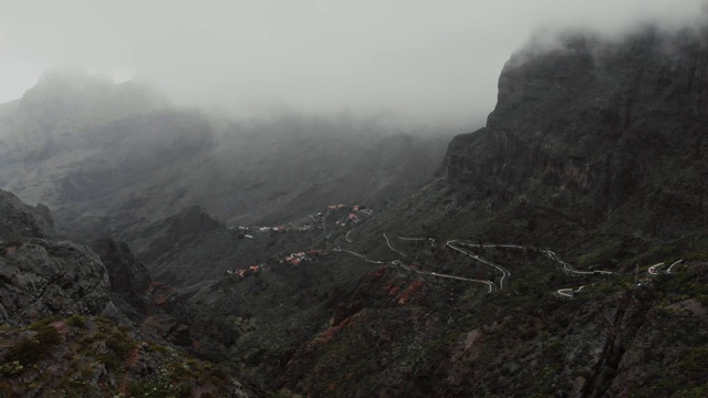 云层和山脉。在多雨的峡谷中，从高处俯瞰。视频素材