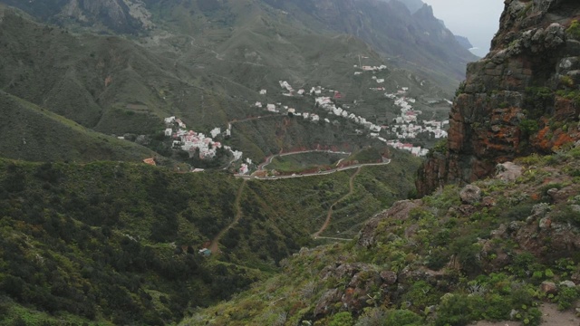 一张美丽的航拍照片是崎岖的山脉和蜿蜒的风景。西班牙特内里费岛北部的岩石山视频素材