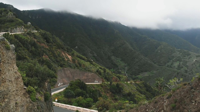 天线。一架无人机通过高山高处的裂缝的电影飞行-美丽的绿色山谷和山脉的全景。西班牙特内里费视频素材