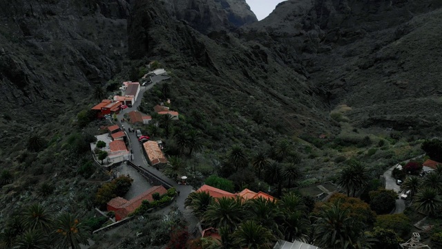 小山村在峡谷中，鸟瞰。Masca,西班牙特内里费视频素材