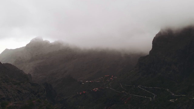 多云天气中峡谷的全景鸟瞰图。云低，山蛇形。视频素材