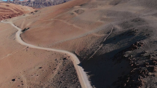 天线。到火山的徒步路线，有沙和一条山路在山上。没有人。视频素材