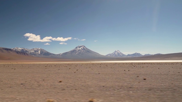 火山和盐湖在阿塔卡马沙漠视频素材