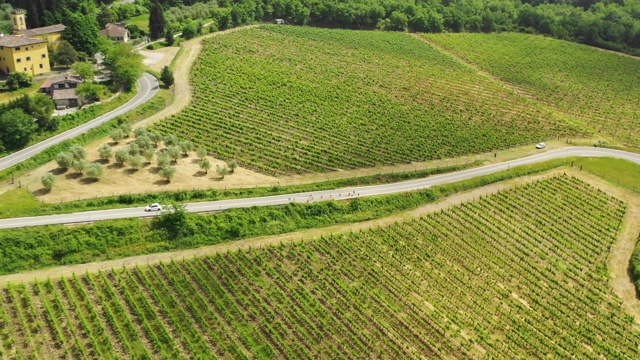 鸟瞰图的乡村景观和汽车在道路上视频素材