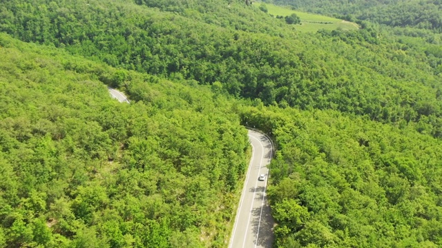 鸟瞰图的乡村景观和汽车在道路上视频素材