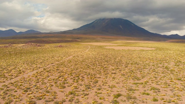 通往一座大火山的土路视频素材