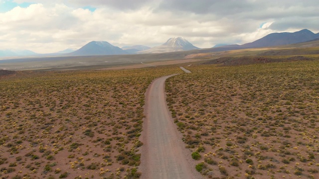 沙漠中的土路地平线上有火山视频素材