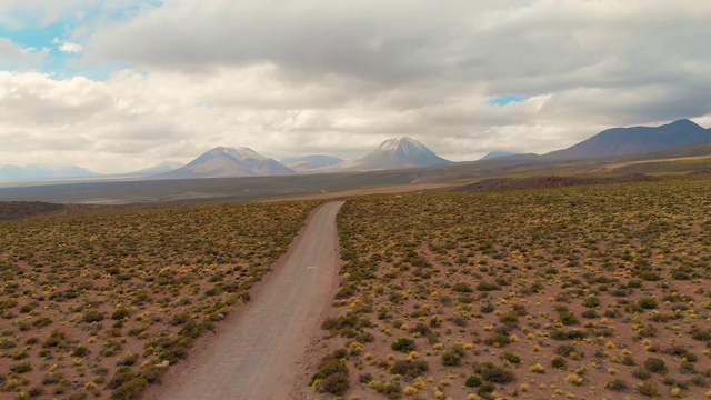 土路，地平线上有火山视频素材