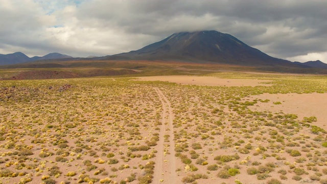 沙漠之路通往火山视频素材