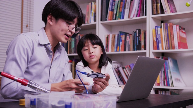 在学校培训小女孩学习计算机系统的教师。技术和教育理念。视频素材