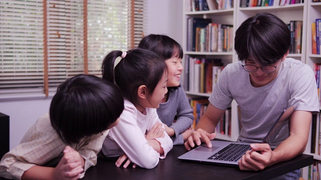 学生学校编码课教师培训组。技术和教育理念。视频素材