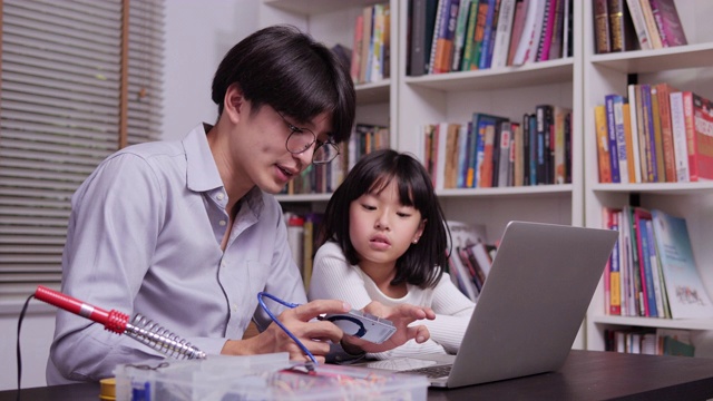 老师在家里训练小女孩学习如何编码。技术和教育理念。视频素材