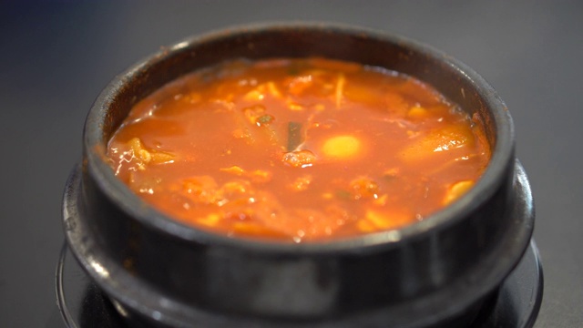 泡菜jjigae汤砂锅韩国食物视频素材