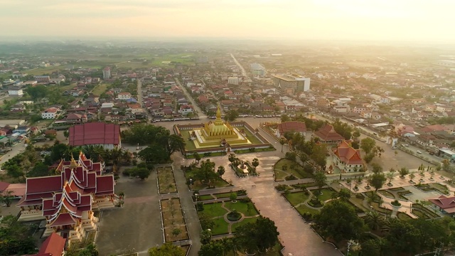 老挝人民民主共和国万象Wat Phra That Luang日出上老挝地标寺庙。视频素材