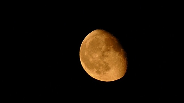 月亮和光线在天空中发射，夜晚的半月，视频素材