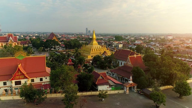 老挝人民民主共和国万象Wat Phra That Luang日出上老挝地标寺庙。视频素材