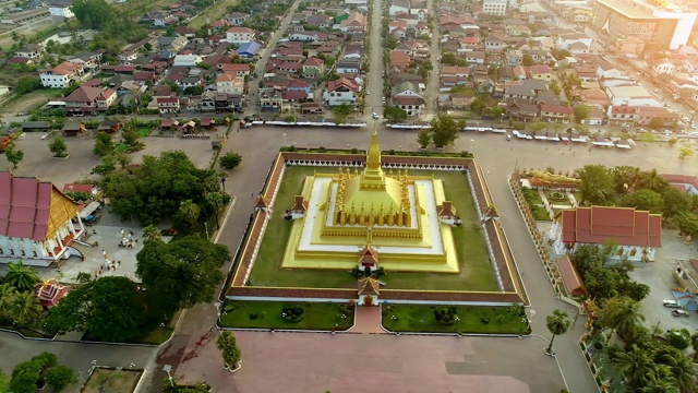 老挝人民民主共和国万象Wat Phra That Luang日出上老挝地标寺庙。视频素材