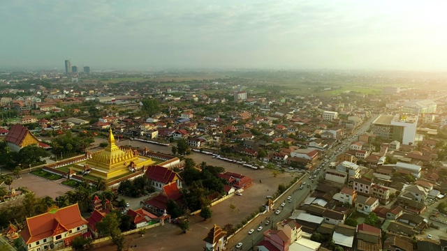 老挝人民民主共和国万象Wat Phra That Luang日出上老挝地标寺庙。视频素材