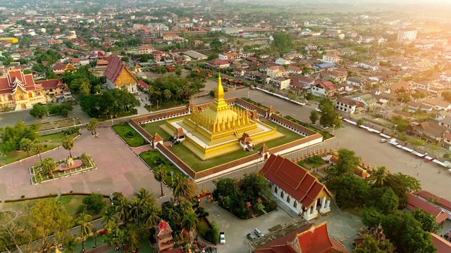 老挝人民民主共和国万象Wat Phra That Luang日出上老挝地标寺庙。视频素材