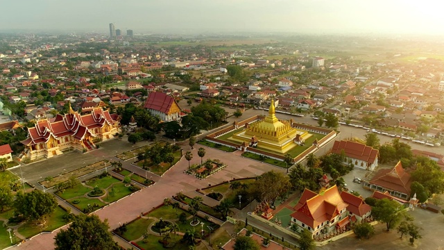 老挝人民民主共和国万象Wat Phra That Luang日出上老挝地标寺庙。视频素材