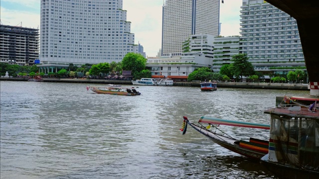 4K时间推移，湄南河在曼谷市中心的游船交通，湄南河是泰国的主要河流，也是泰国中部受欢迎的游船旅游景点。视频素材