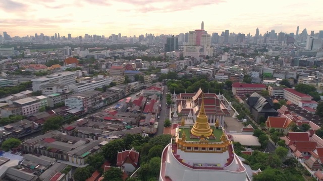 鸟瞰图Wat Saket在曼谷-寺庙的金山，Wat Saket，广为人知的是金山或'Phu Khao Thong，是一个低山丘顶上有一个闪闪发光的黄金chedi。视频素材