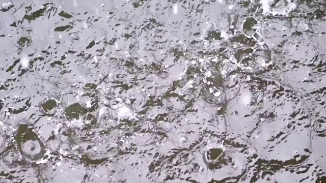 夏天雨水落进湖中，慢镜头180帧/秒，暴雨近景。视频素材