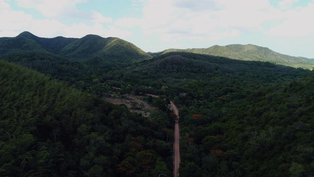 从鸟瞰图上看，这座山在泰国南部有一条旅游路线视频下载