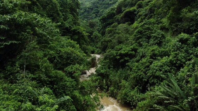 无人机鸟瞰群山中的大河视频素材