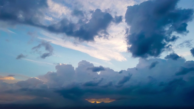 地平线上出现了带雨的暴风雨云视频素材