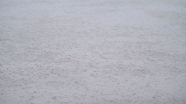 夏天雨水落进湖中，慢镜头180帧/秒，暴雨近景。视频素材