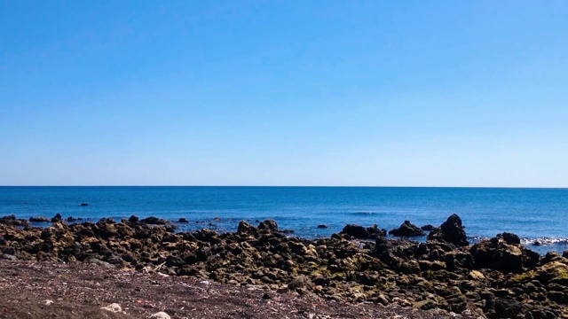 自然的海滩氛围与沙滩和岩石的风景在晴朗的蓝天在Umeanyar村晴天视频素材