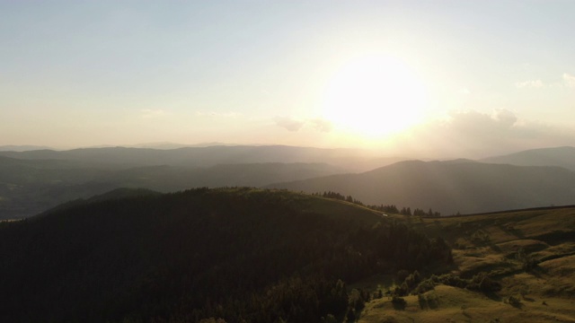 夕阳金色的山谷。日落的观点，在陡峭的山峰底部的山谷中，浓密的彩色白杨树林视频素材