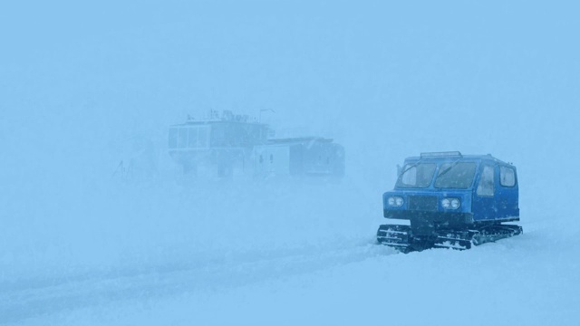 冰冻的风景，人从雪地车走到建筑视频素材