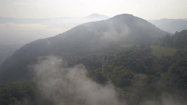 穿越雾、雾、云露出山顶(4xSpeed)视频素材