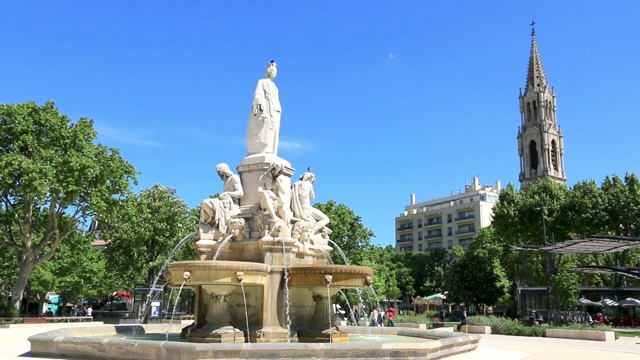 广场的喷泉在Nîmes。法国。视频素材