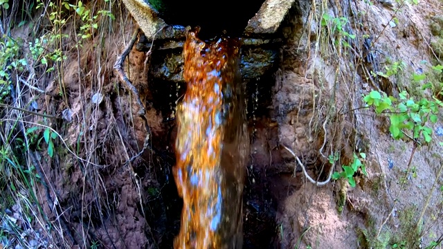 从管道中排出的水和废水视频素材