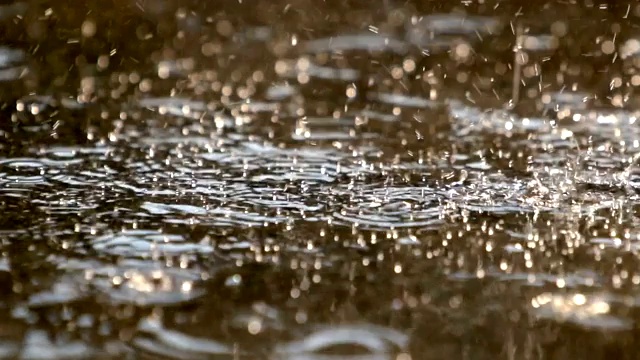 雨后雨滴一直落在地板上视频素材