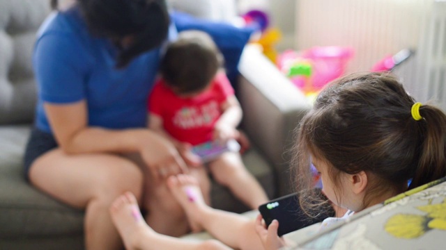 多种族家庭获得屏幕时间看手机内容视频素材