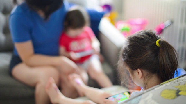 多种族家庭获得屏幕时间看手机内容视频素材