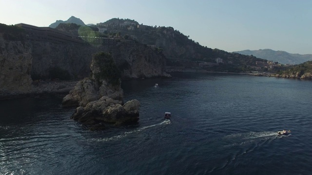 鸟瞰图海滩和岛Isola贝拉在陶尔米纳，西西里岛视频素材