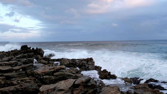 巨浪冲击着布满岩石的海岸线视频素材