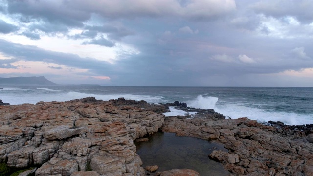 暴风雨的海浪冲击着布满岩石的海岸线视频素材