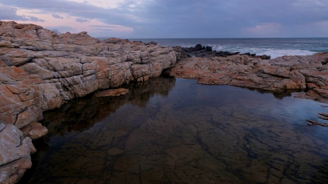 巨浪冲击着布满岩石的海岸线视频素材