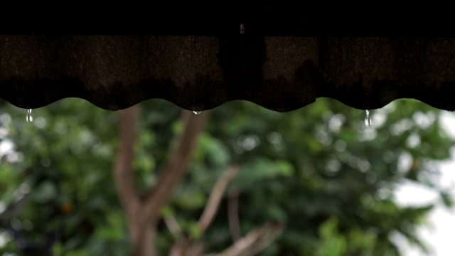 雨水从屋顶的瓦片上落下视频素材