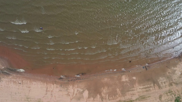 鸟瞰图淡水海滩与沙子和小波浪视频素材