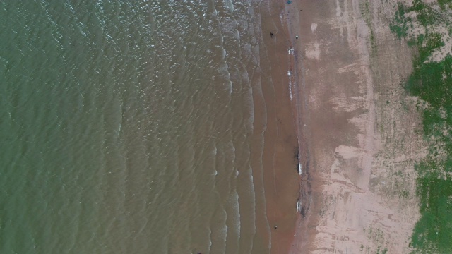 鸟瞰图淡水海滩与沙子和小波浪视频素材