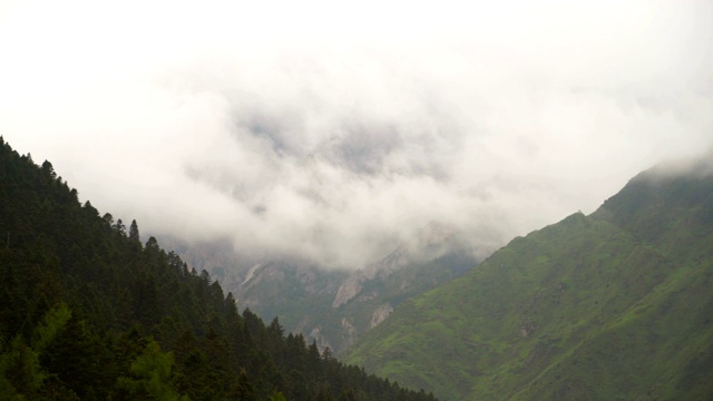 淘洗:中国四川黄龙谷景观的乌云之下的山脉视频素材