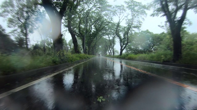 在雨中开车视频素材