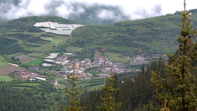 高角度视角:山区小村庄，四川省，中国视频素材